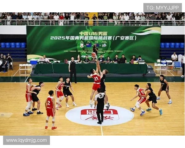 中国蓝队迎战新西兰篮球队力争胜利展现实力与团队精神